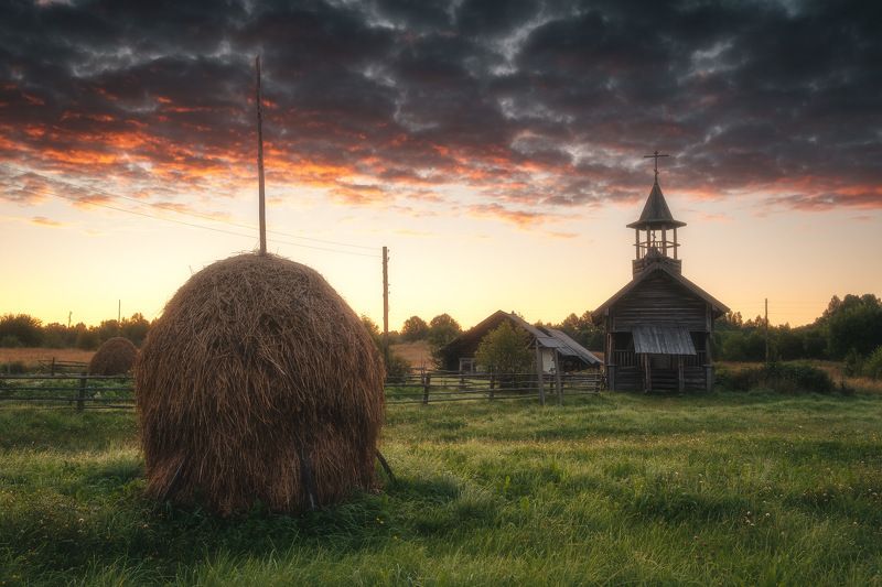россия, архангельская область, русский север, кенозеро, кенозерье, национальный парк, пейзаж, природа, церковь, озеро, рыжково, рассвет, стог, луг, лето, сенокос Рассвет в Рыжково фото превью