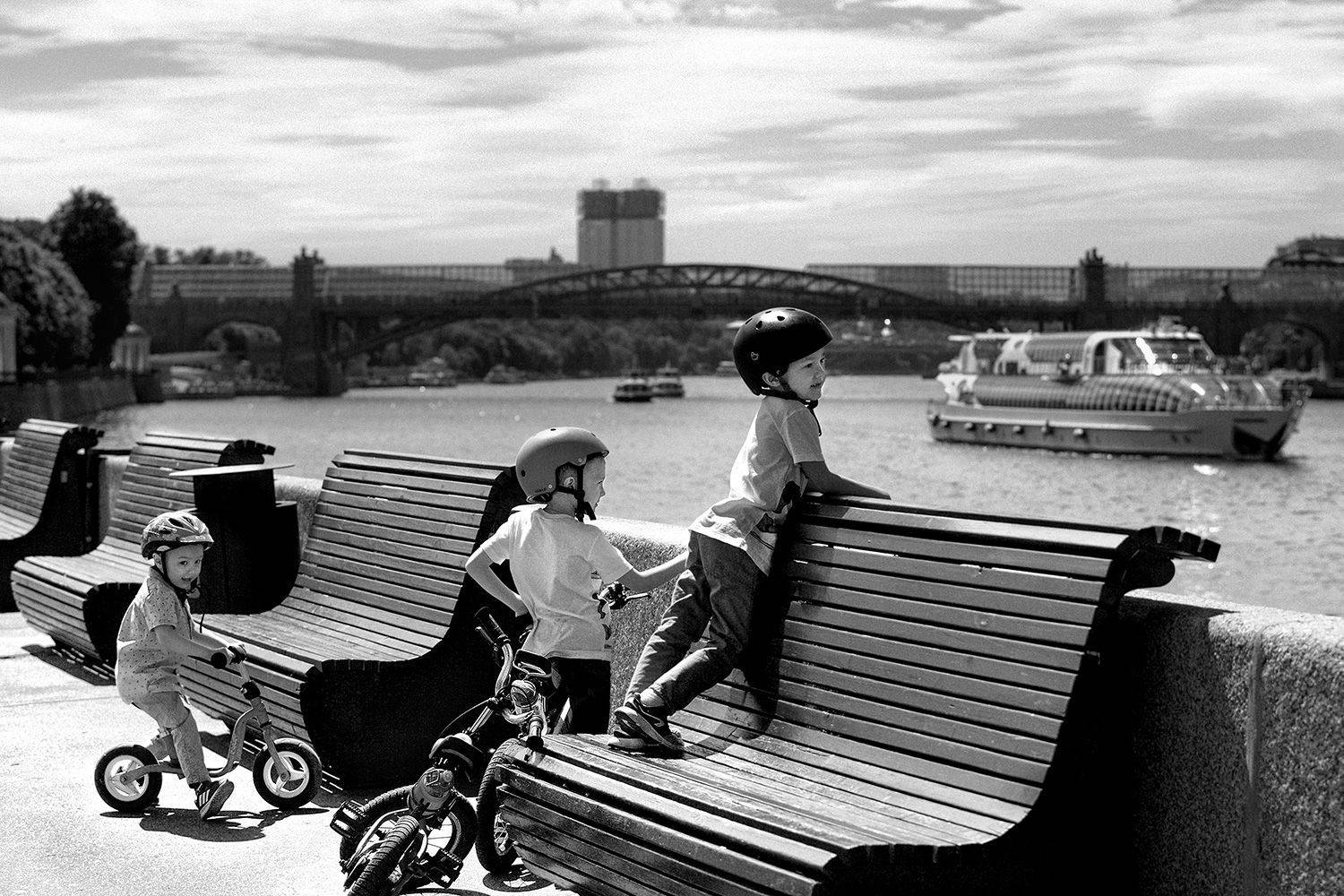 чб фото, дети, уличная фотография, лето и велосипеды, Vera Trandina