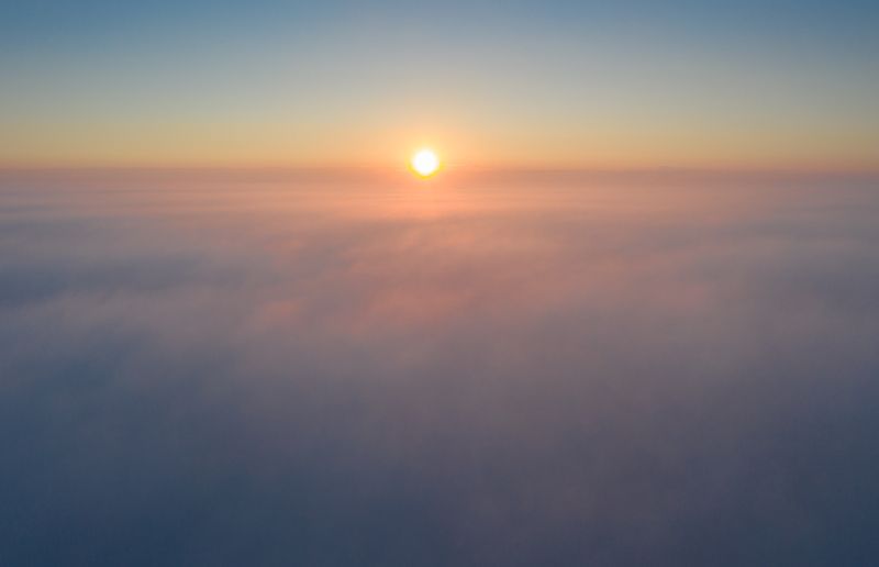 Рассвет над облаками. фото превью