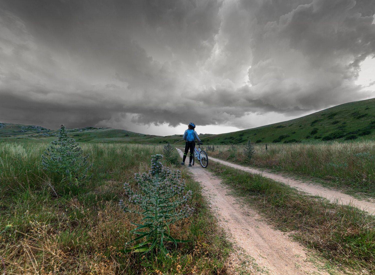 дорога .велосипедист ,велосипед ,небо , тучи, Валерий Одинцов