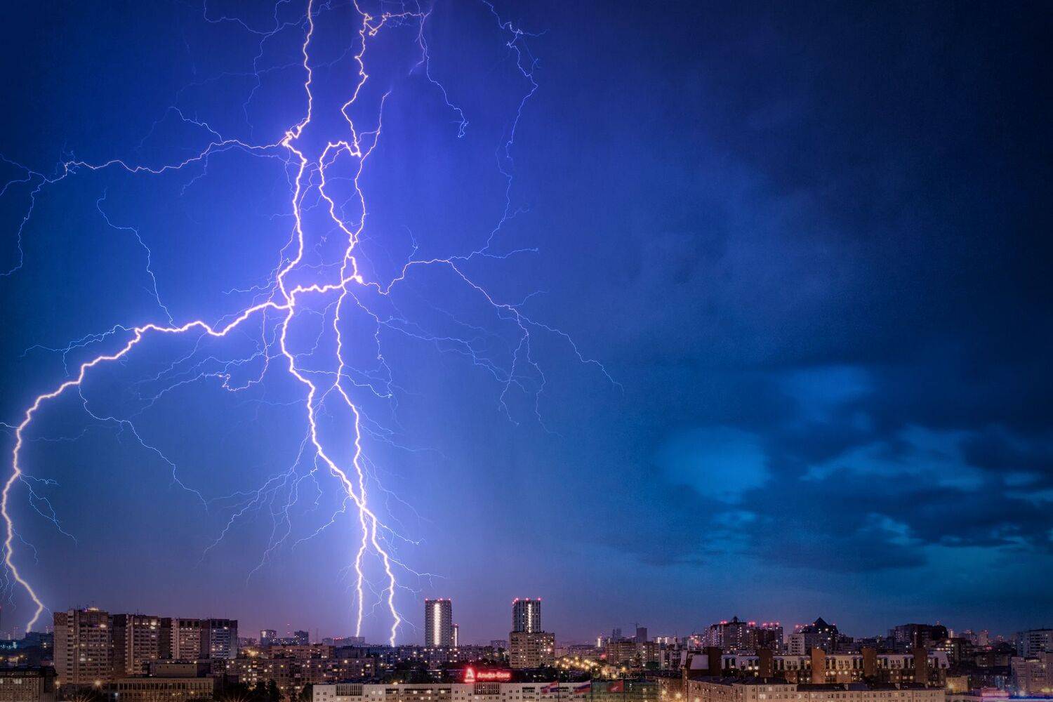 гроза, молния, город, здания, ночь, свет, огни, урал, пермь, пейзаж, Андрей Чиж