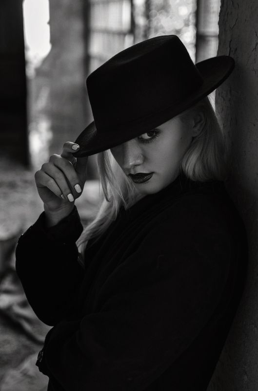 Julie in a Hat фото превью