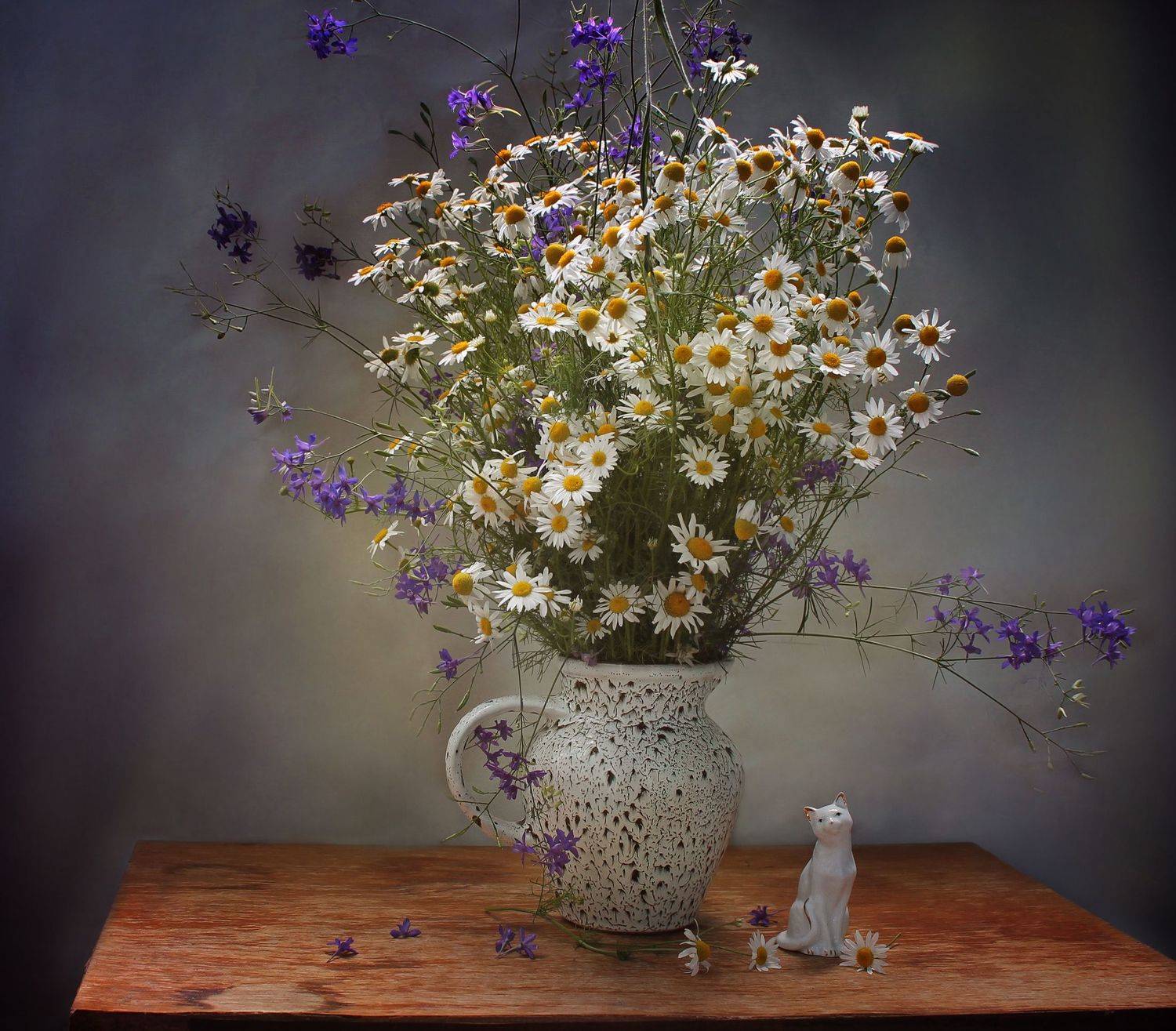натюрморт, лето, ромашки, полевые, цветы, статуэтка, кошка, Ковалева Светлана