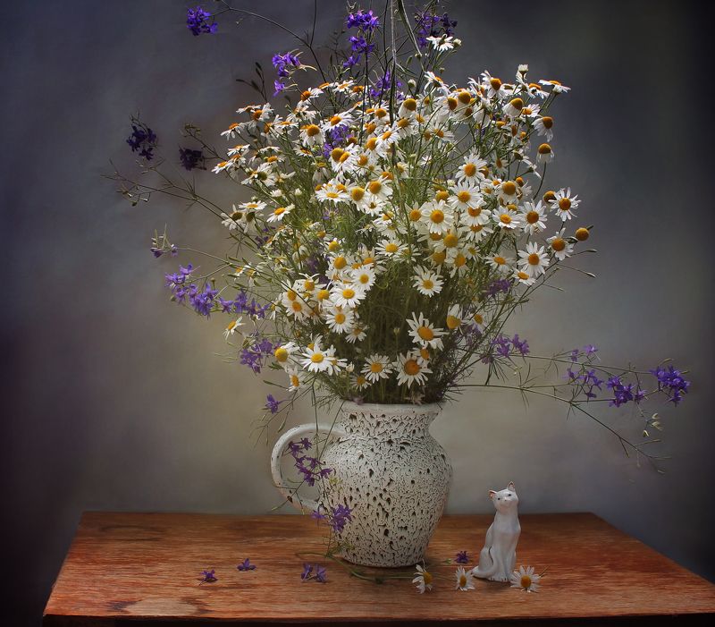 натюрморт, лето, ромашки, полевые, цветы, статуэтка, кошка Про ромашки фото превью