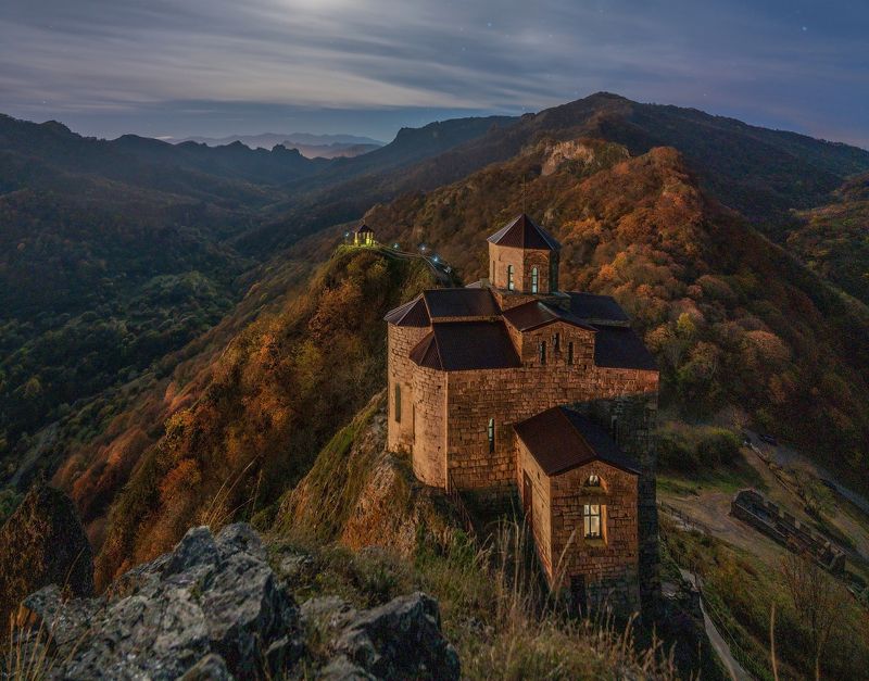 Храм в лунном свете фото превью
