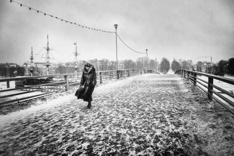 город, зима, метель, холод, ветер, прохожая, мост Непогода... фото превью