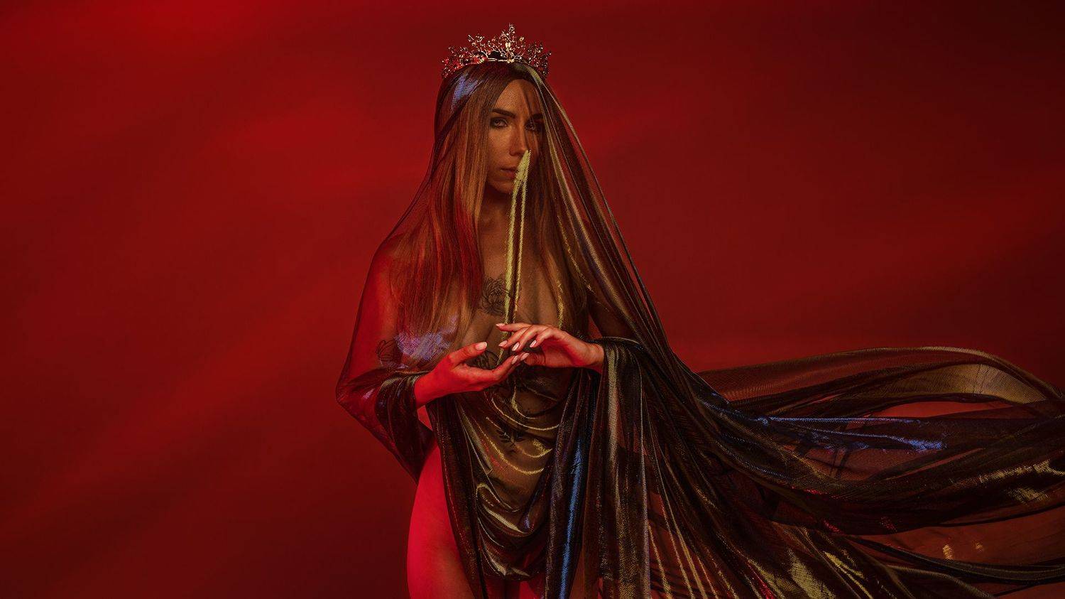 корона, ткань, взгляд, красный, девушка с тканью, тату, татуировка, Andrew Fire