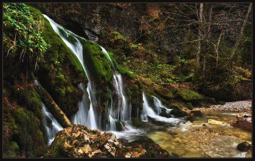 Водопады попадаются хоть и небольшие, но красивые...