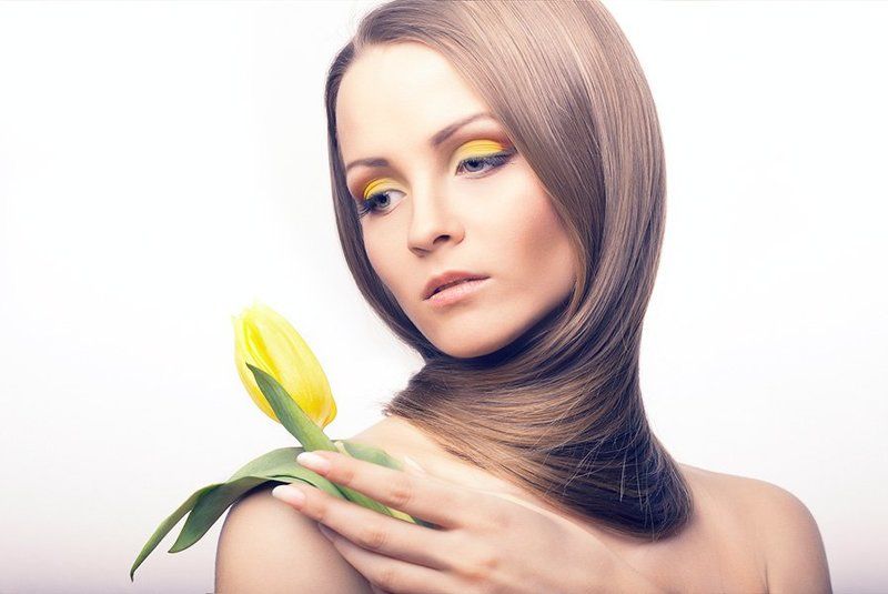 Девушка с тюльпаном фото превью