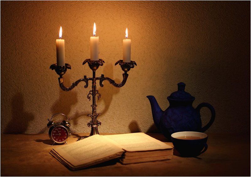 Вечерний чай с любимой книгой фото превью