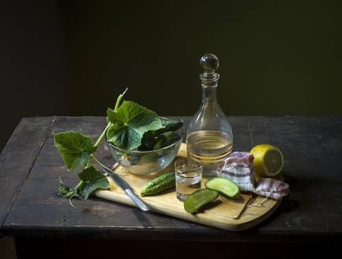 С грядки огурец.