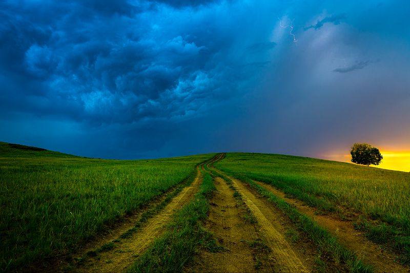 prairie dark clouds lightning sunset road The prairie weather фото превью