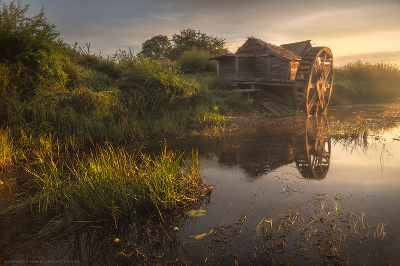 пейзаж, рассвет, солнце, туман, поле, деревня, вода, ручей, мельница, колесо, время, путешествия, дерево, дома Time фото превью