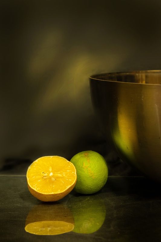 Натюрморт в золотистых тонах фото превью