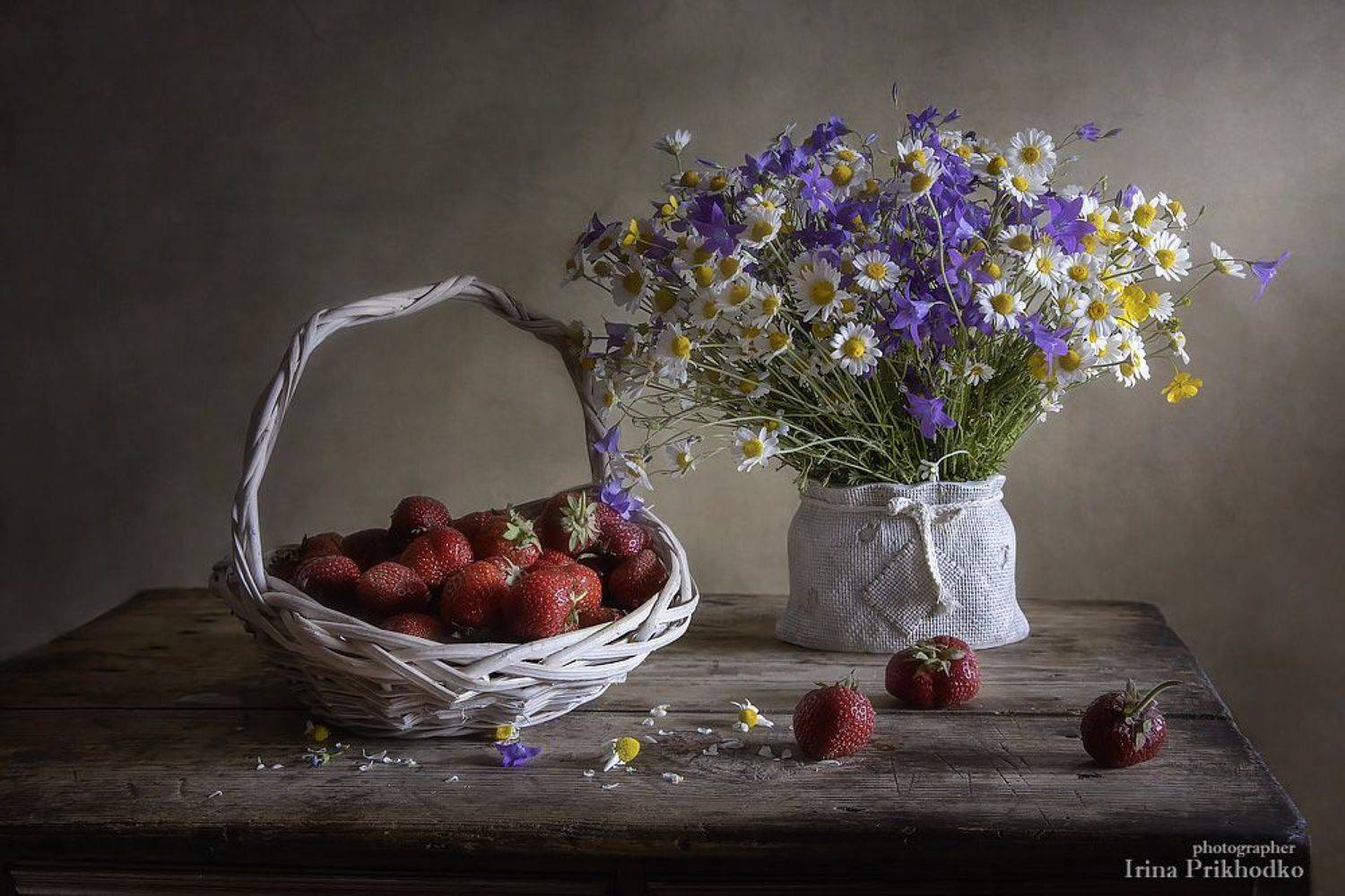 натюрморт, цветы, полевые, букет, клубника, лето, Ирина Приходько