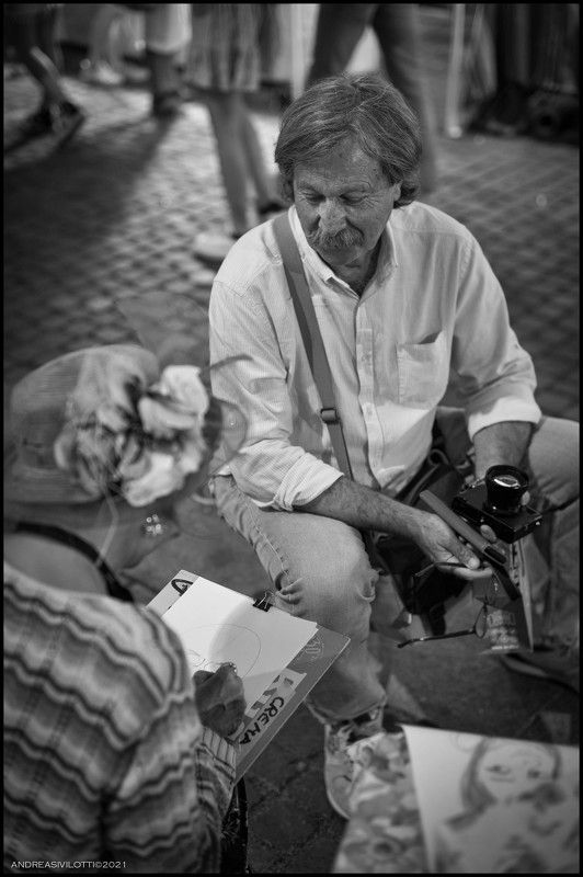 street people black&white Leica life city photo  Street in Crema Italy фото превью