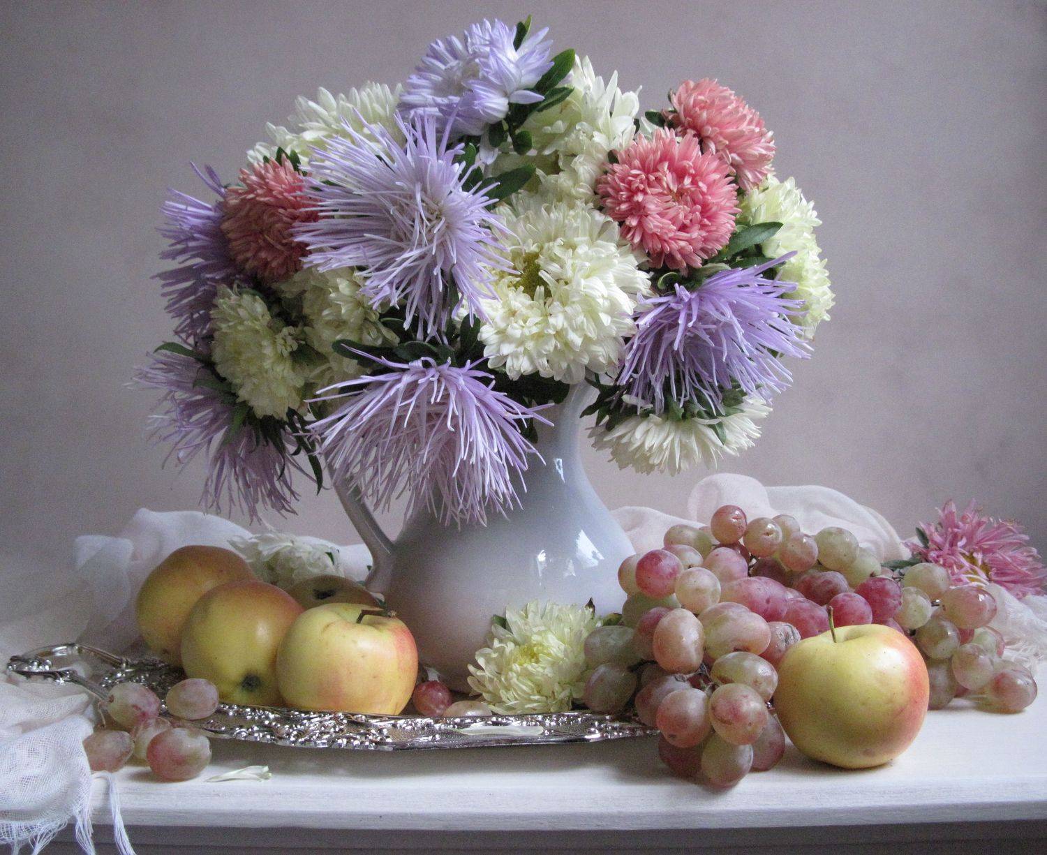 цветы, букет, астры, кувшин, фарфор, поднос, фрукты, виноград, яблоки, Наталия Тихомирова