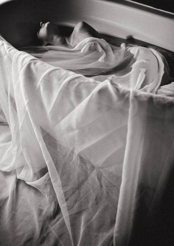 ванна, чб, ткань, вода,  Ripped curtain фото превью