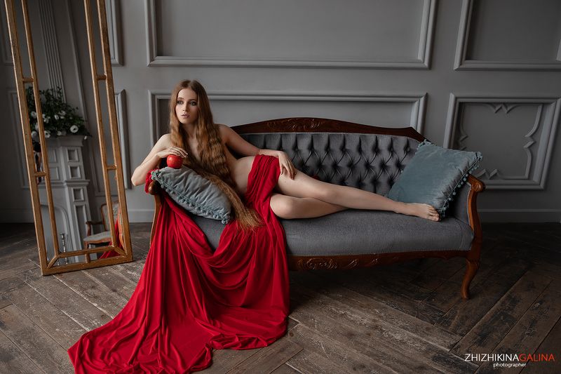 девушка, портрет, лицо, яблоко, руки, рыжая, длинные волосы, girl, face, portrait, derhair Красное яблоко фото превью