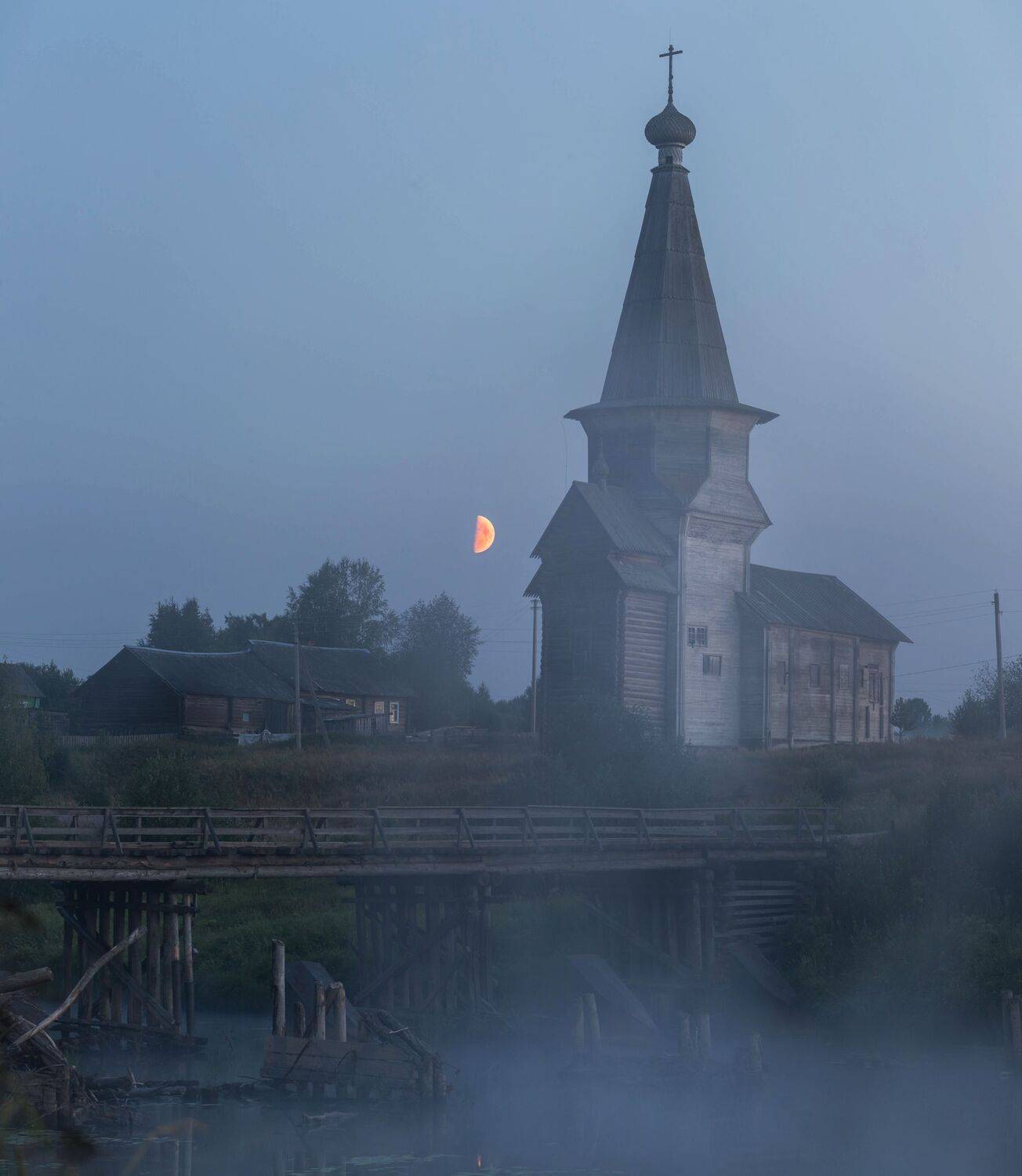 вологодская область, луна, деревня, лето, туман, белая ночь, церковь, Павел Ващенков