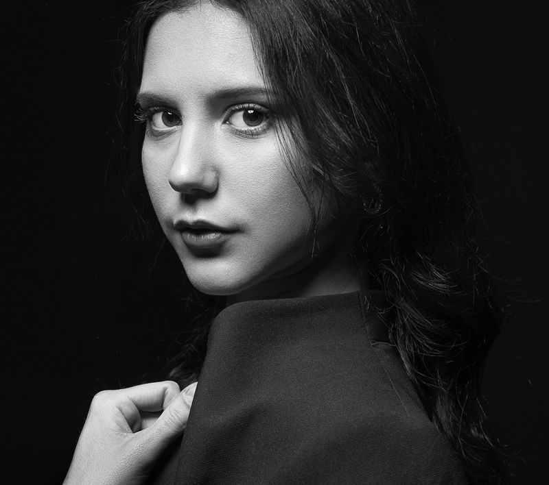 beautiful girl portrait studio headshot Dani фото превью