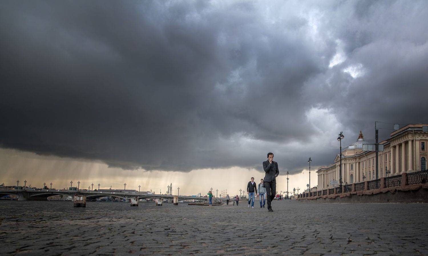 город, питер, лето, площадь, прохожий, гроза, тучи, мост, река, молния, дождь, Ирина Заколдаева