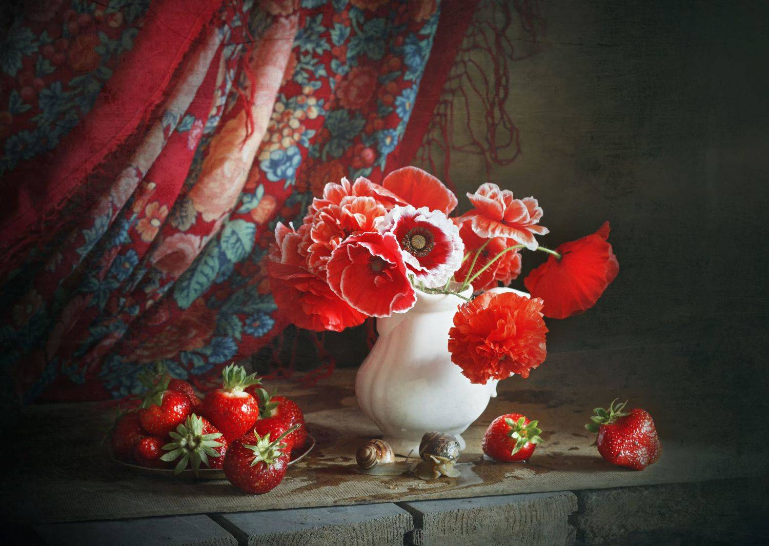 натюрморт, маки, клубника, шаль, платок, улитки, Лионелла Зимина