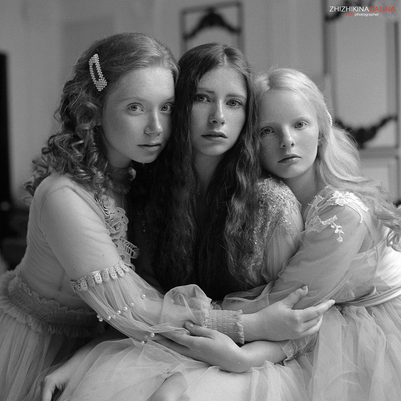 пленка, чб, черно-белое, монохром, девушки, лицо, портрет, girl, film, portrait, hends, face Три сестры фото превью