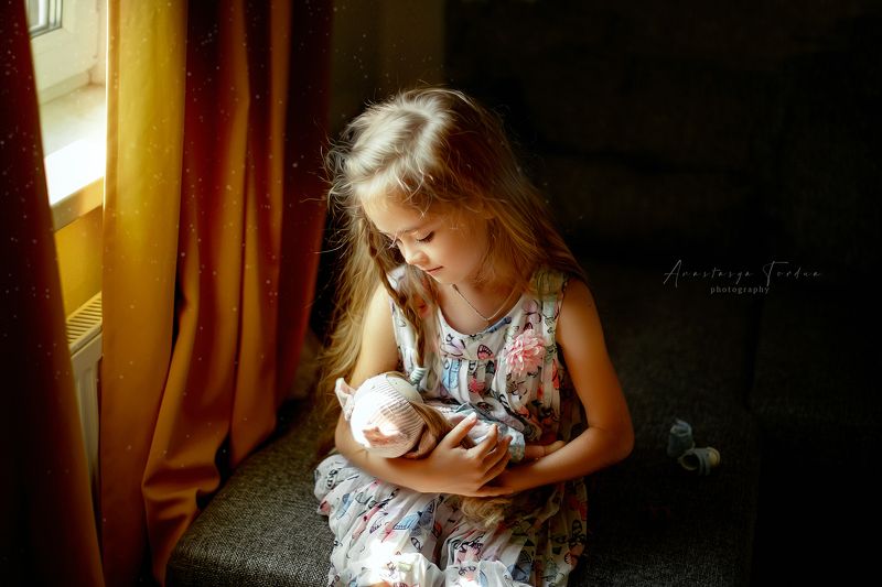 девочка детскаяфотография домашнеефото кукла игры в мамочку) фото превью