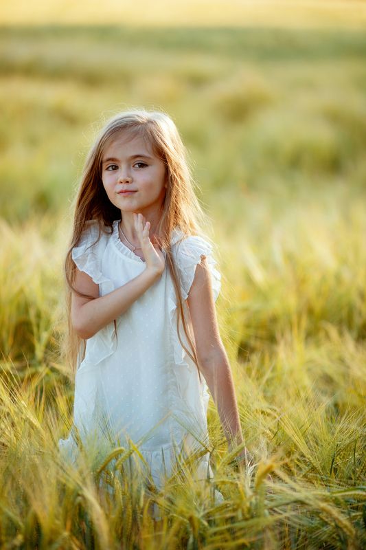 детсво девочкавполе поле пшеница закат лето девочканазакате белоеплатье Детство фото превью