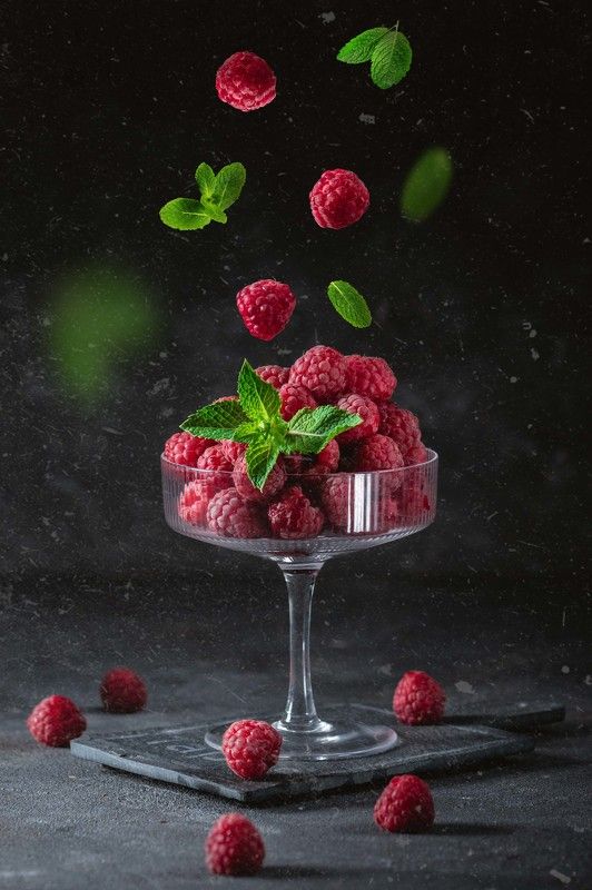 малина, натюрморт, левитация, ягоды, фудфото Малина фото превью
