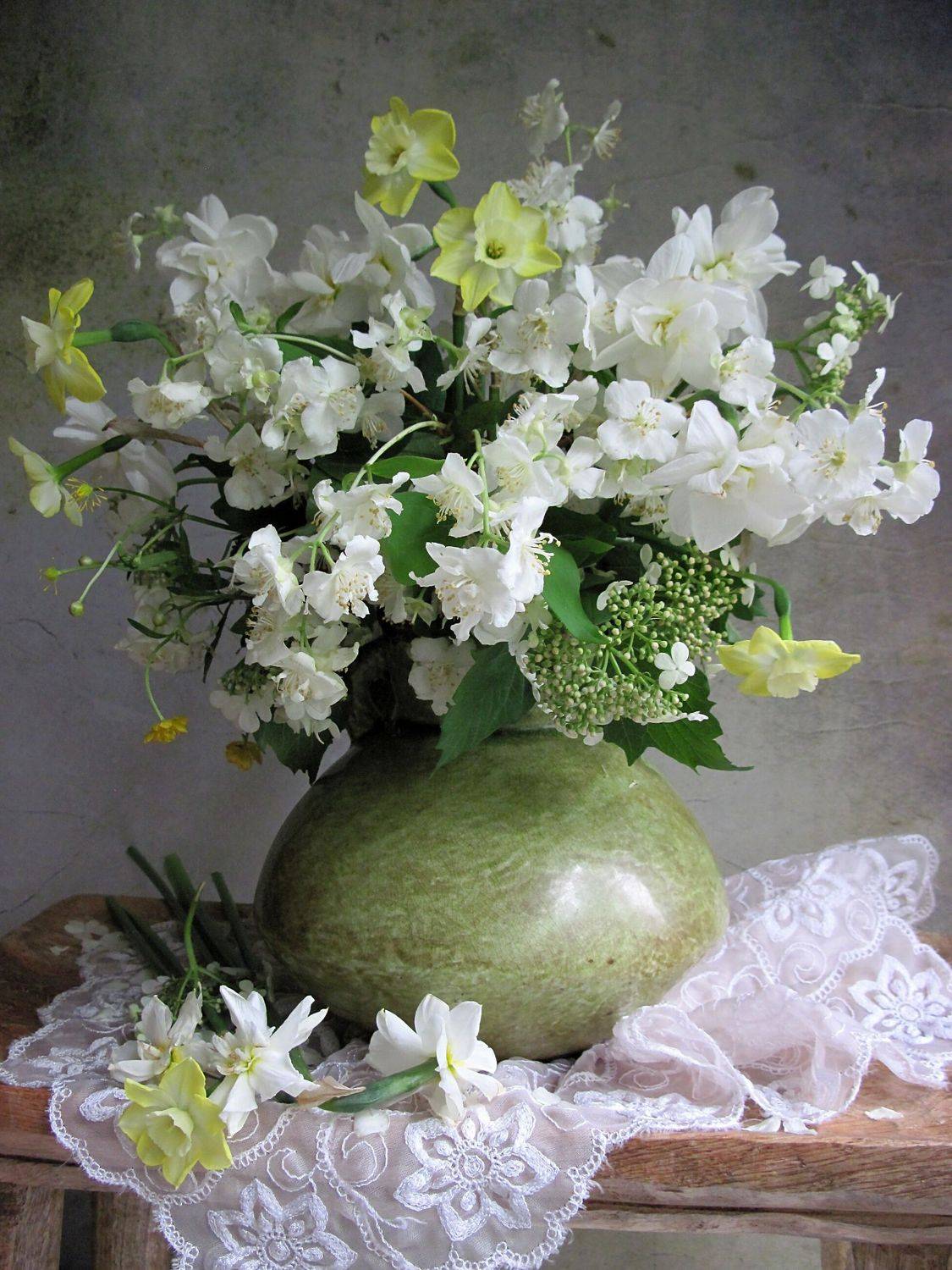 цветы, букет, жасмин, нарциссы, керамика, Наталия Тихомирова