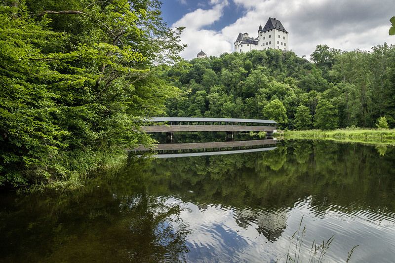 Деревянный мост через реку «Заале» и замок-музей Бургк. фото превью