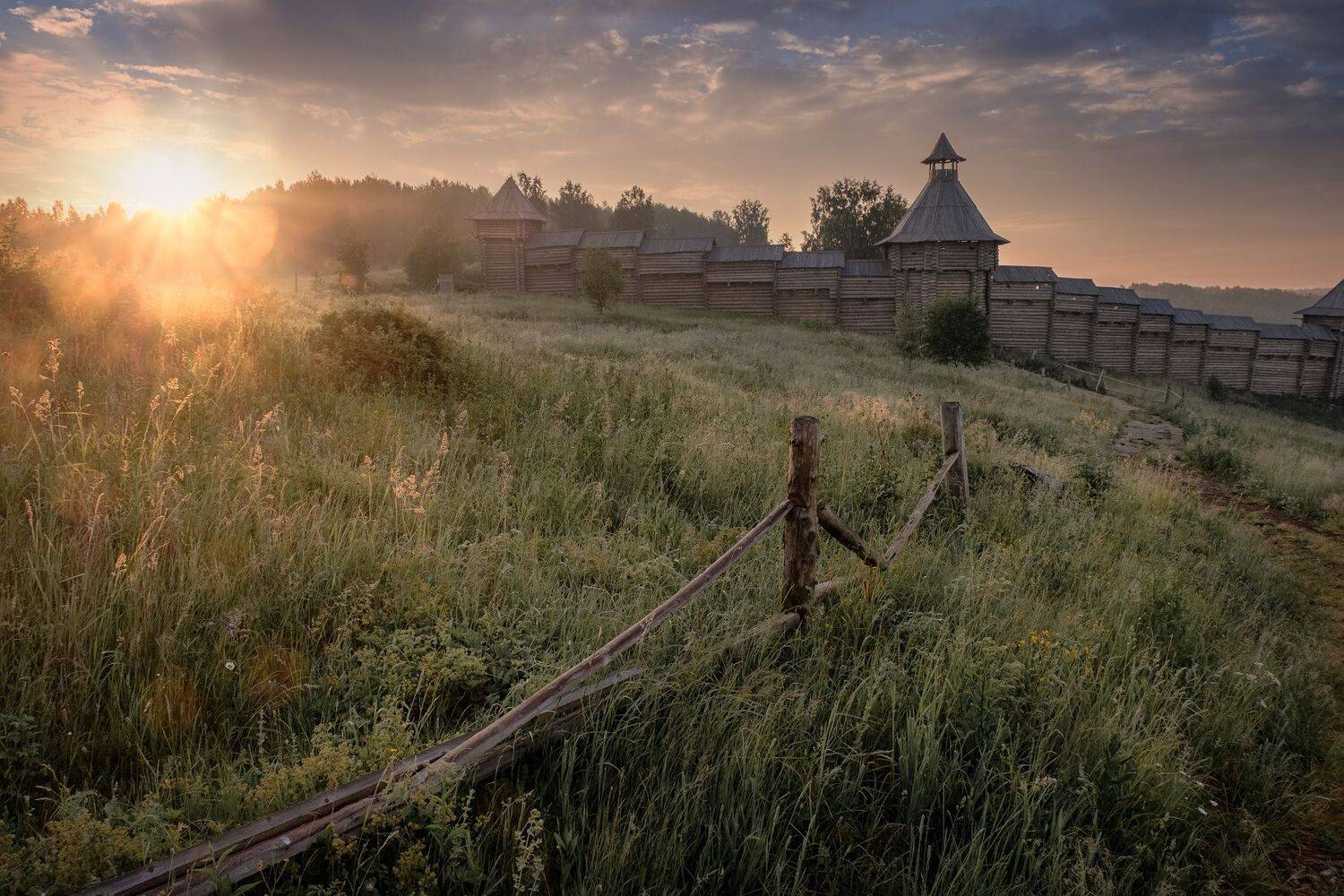 губаха, крепость, рассвет, лето, трава, ограда, небо, облака, Андрей Чиж