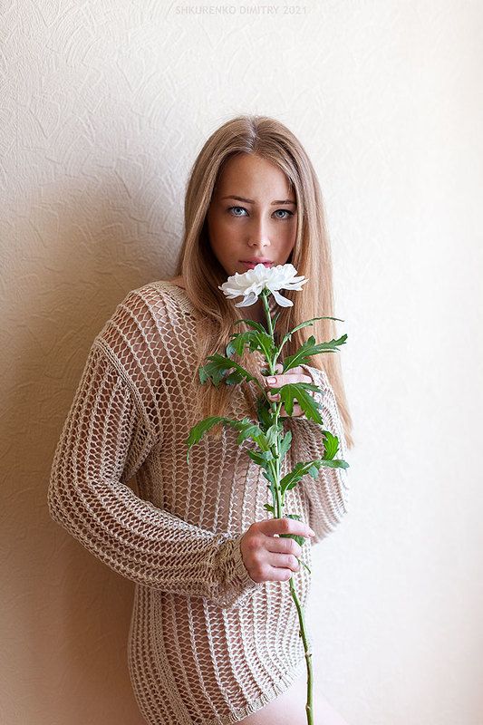 Girl with chrysanthemum  фото превью