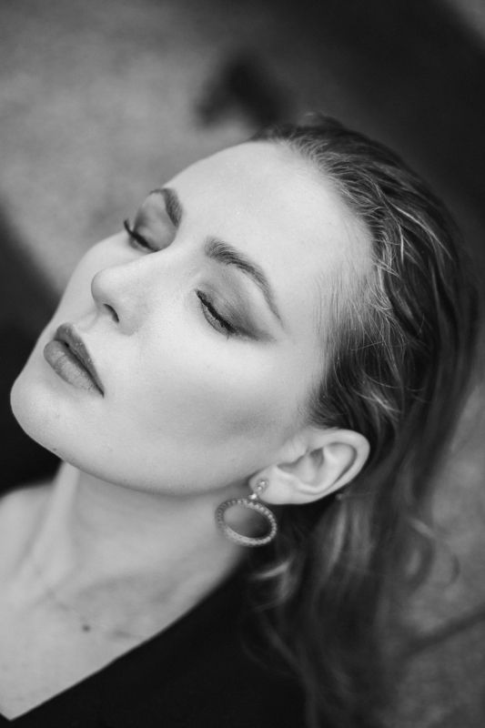 portrait, woman, walk, dramatic Christine фото превью