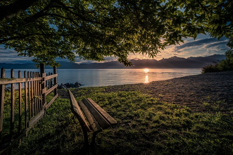 Озеро, рассвет, лавочка, пейзаж Рассвет на озере фото превью