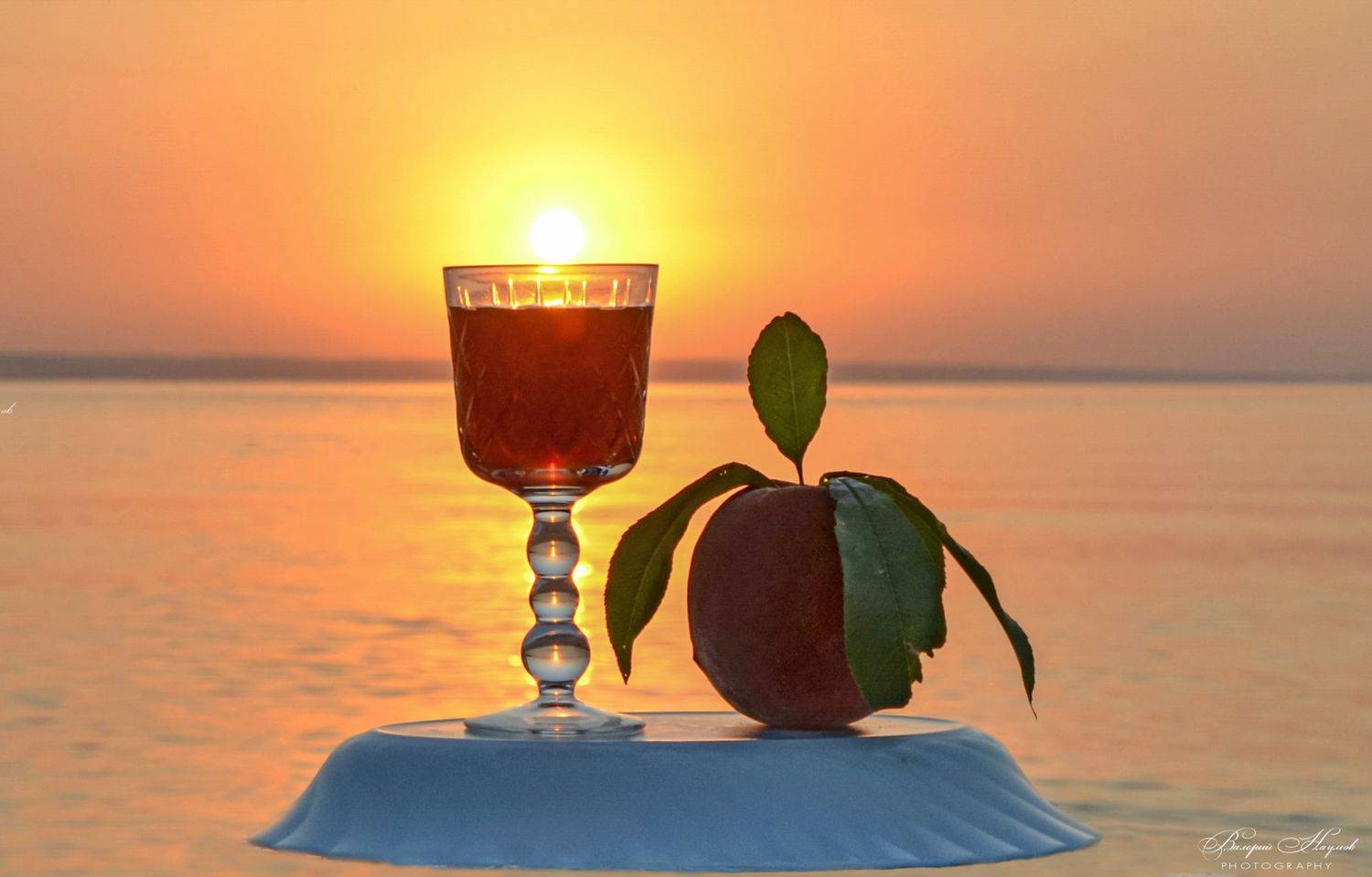 утро, рассвет, восход, река, вода, бокал, персик, Валерий Наумов