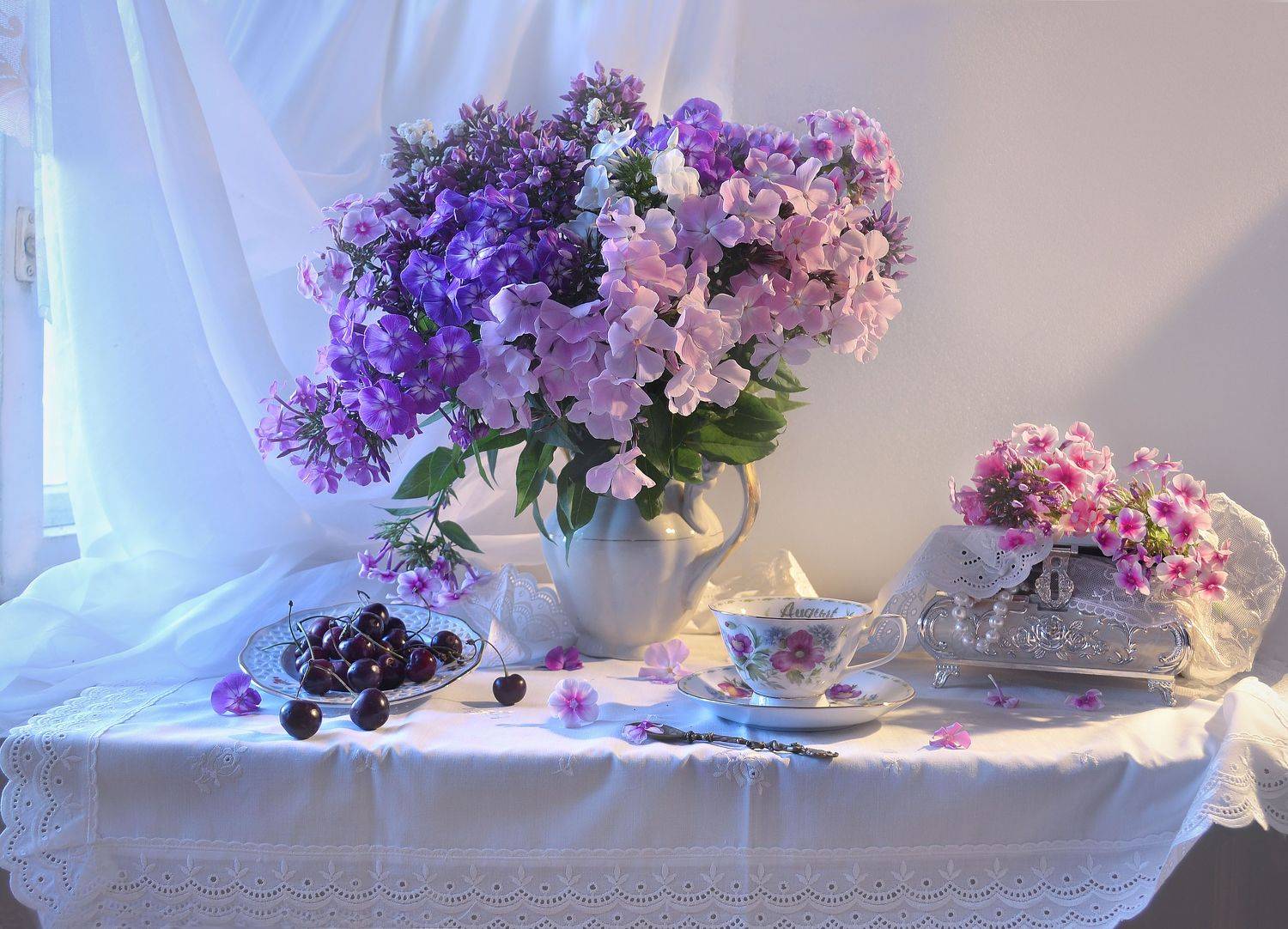 still life, натюрморт, цветы, фото натюрморт, флоксы, настроение, лето, июль, фарфор,шкатулка, черешня, Колова Валентина