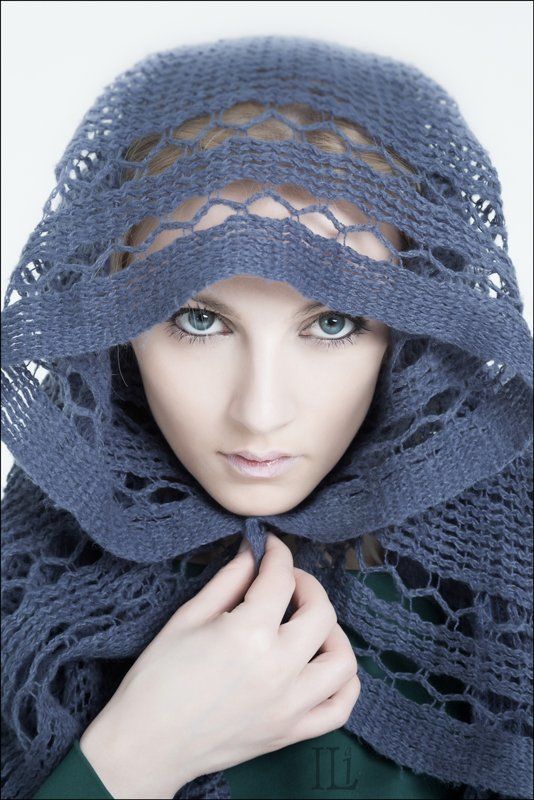 Девушка, Шаль Эта тёмно-серая шаль фото превью