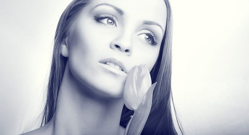 Девушка с тюльпаном фото превью