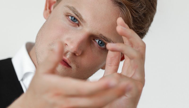 portrait man skater  Making magic фото превью