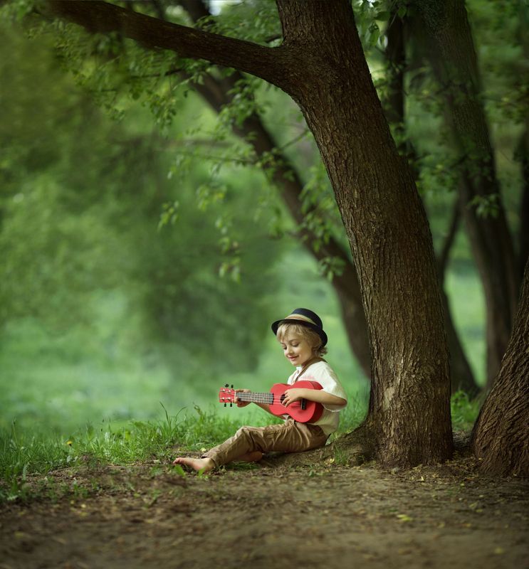 мальчик, укулеле, дерево *** фото превью