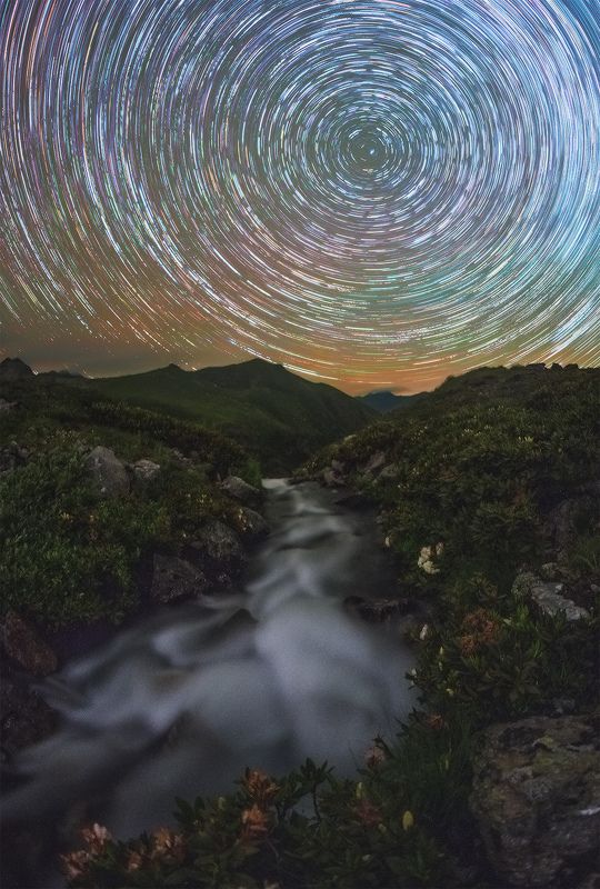 Звёздная ночь у горного ручья фото превью