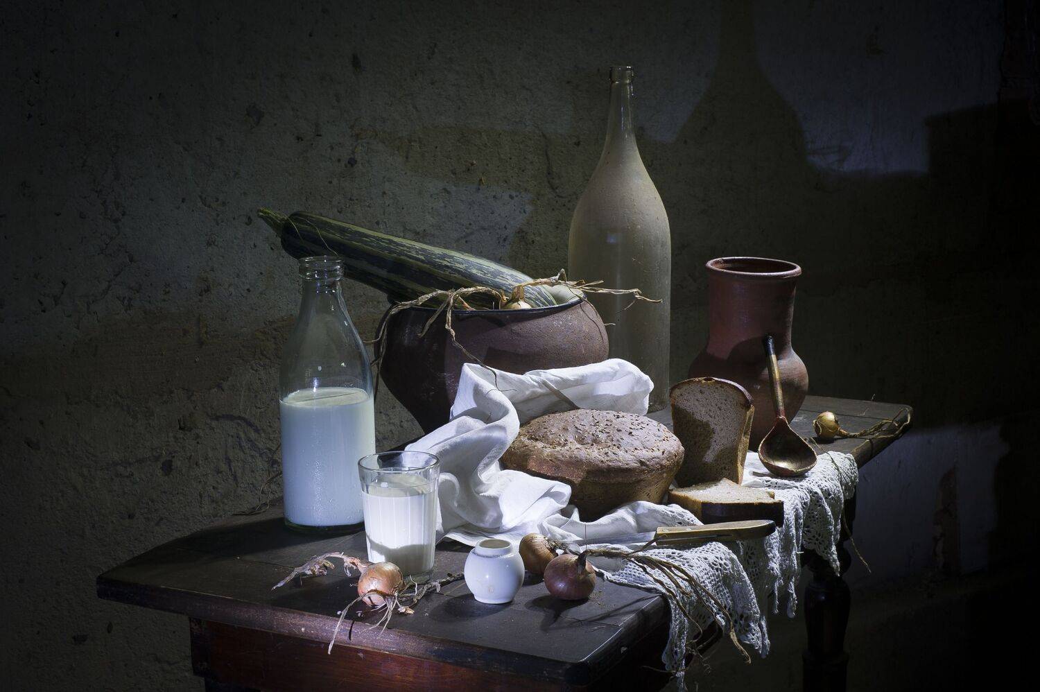 чугунок, четверть, крынка, каравай, хлеб, молоко, лук, кабачок., Оксана Евкодимова