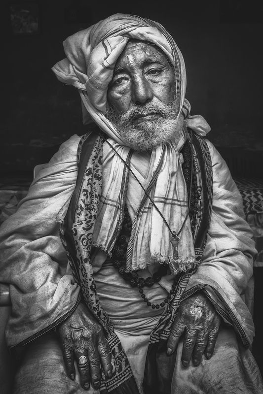 nepalese temple, varanasi, india. Listless фото превью