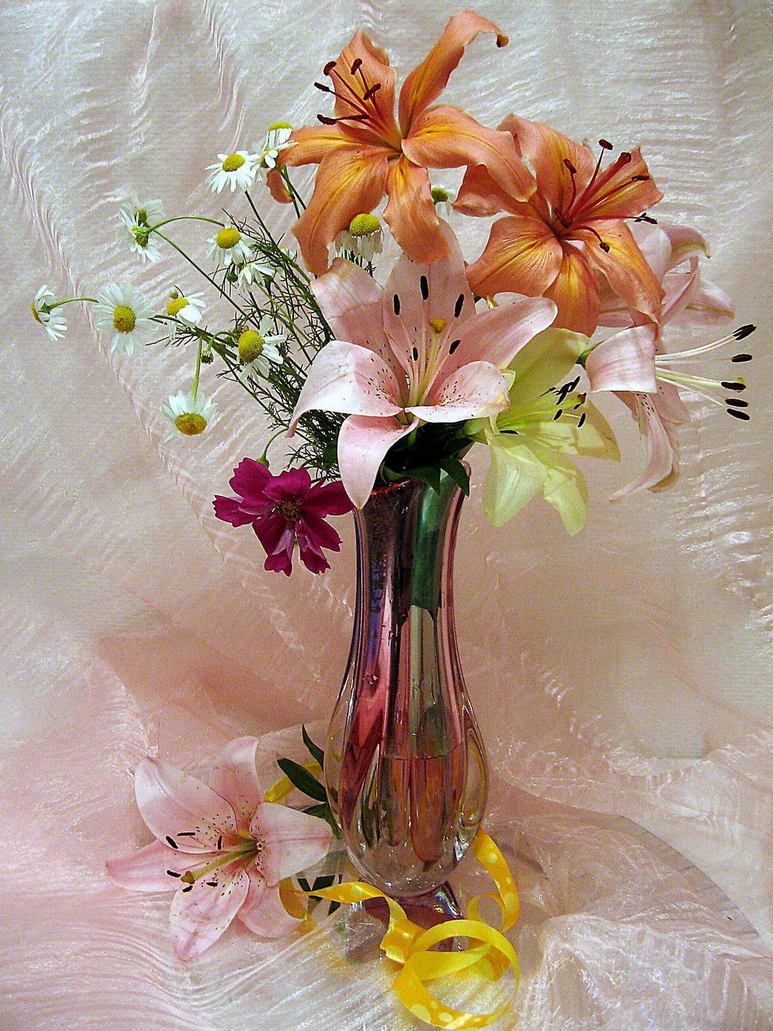 цветы, букет, лилии, ромашки, космея, ваза, цветное стекло, Наталия Тихомирова