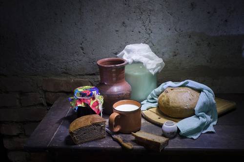 С теплым домашним хлебом и кипяченым молоком.