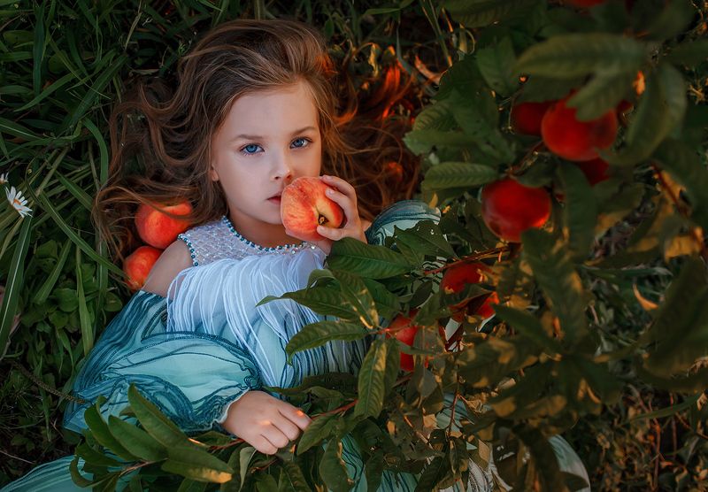 Девочка с персиками фото превью