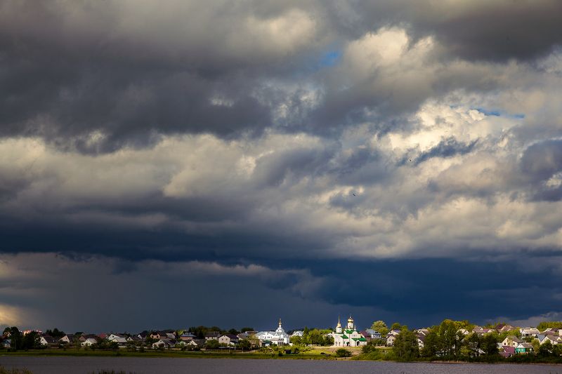 монастырь, церковь, гроза, луч солнца Перед грозой фото превью